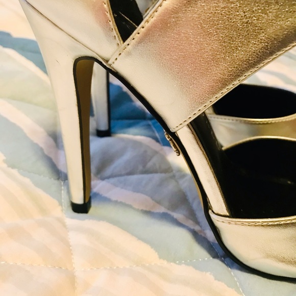 Rock & Republic Gorgeous Silver Heels zip up back 7.5 - Picture 2 of 3